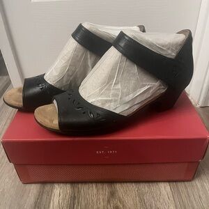 *NEW*Rockport Cobb Hill Abbott Black Leather Heels - Size 8